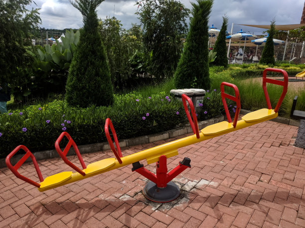 在游乐园里玩跷跷板图片下载