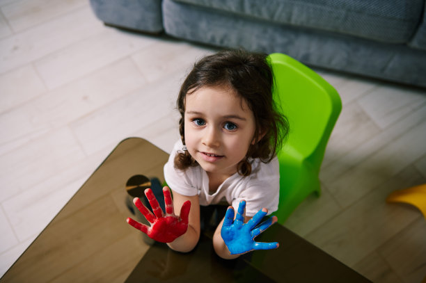 一个小女孩的高角度视角与手绘的手看着相机图片下载