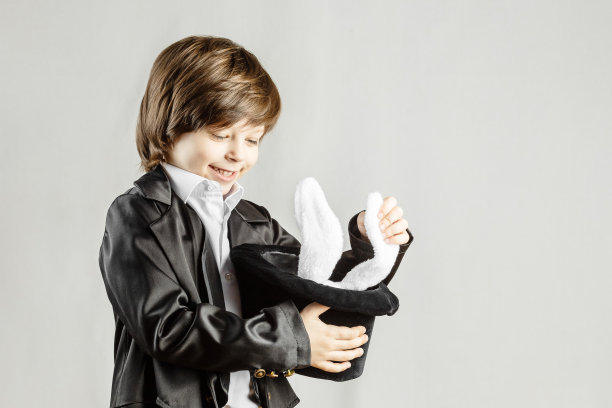 年轻的魔术师从帽子里得到兔子图片下载