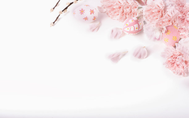 粉彩复活节彩蛋与粉红色的花在白色的背景图片下载