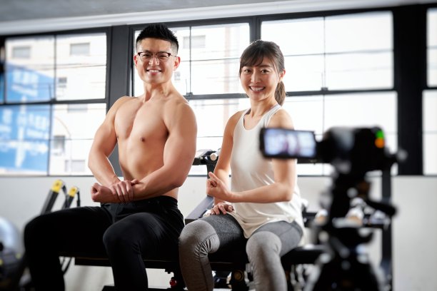分发肌肉训练视频的教练图片下载