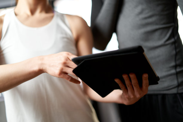 亚洲女教练提供培训指导图片下载