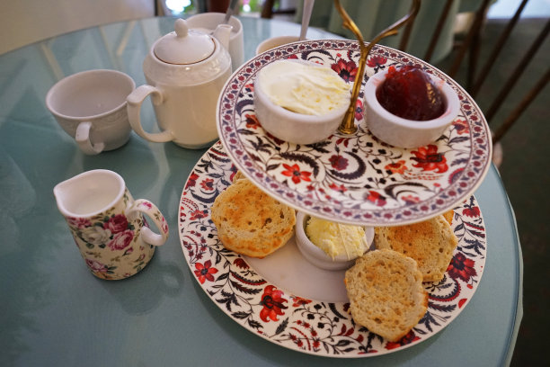 果酱奶油烤饼，火腿芝士三明治和茶壶图片下载