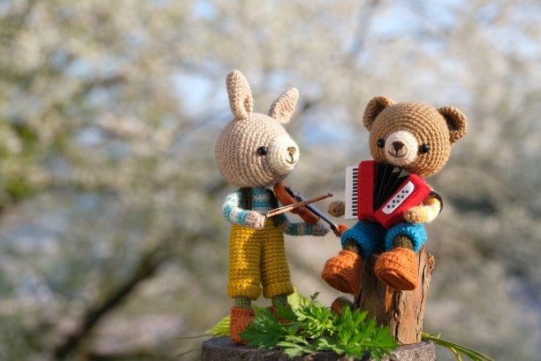 手工编织的玩具。可爱的小动物阿米古米娃娃。图片下载