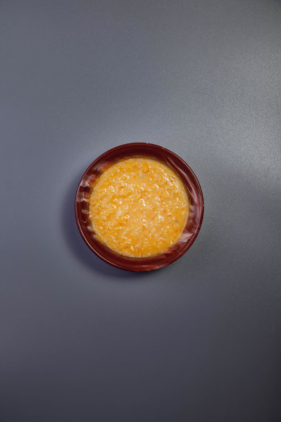 深灰色背景的杏仁奶麦粥图片下载