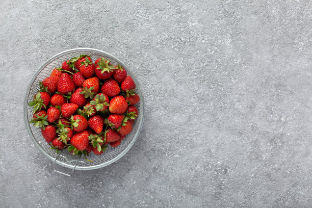绿色草莓在灰色背景与复制空间图片下载