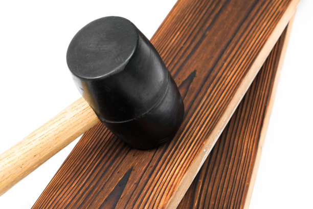 橡胶锤与木板隔离在白色背景上-工具图片下载