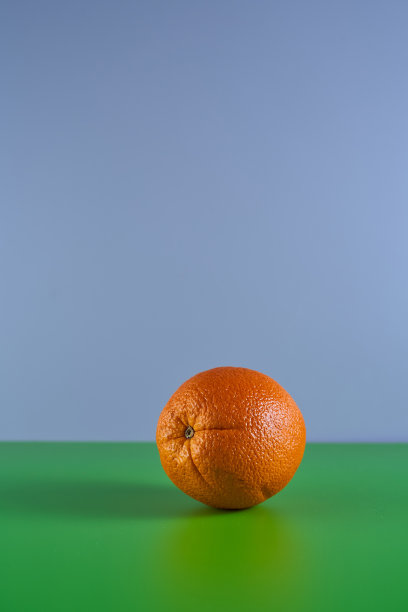 灰绿色背景下的成熟橙色。与复制空间图片下载