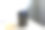 桌子上有一个塑料杯，里面装着书写工具图片下载