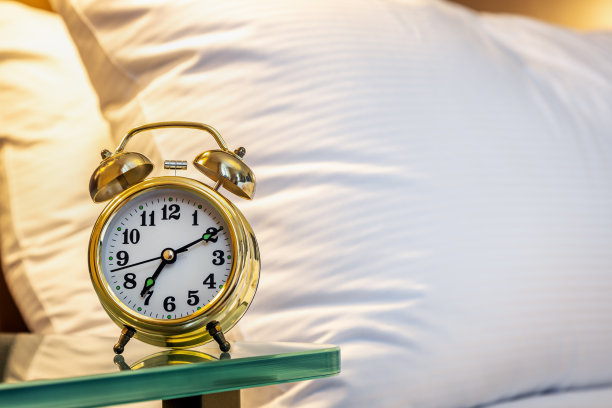 机械闹钟一般放在家里的床头柜上图片下载