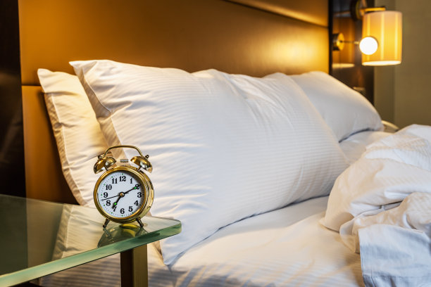 机械闹钟一般放在家里的床头柜上图片下载