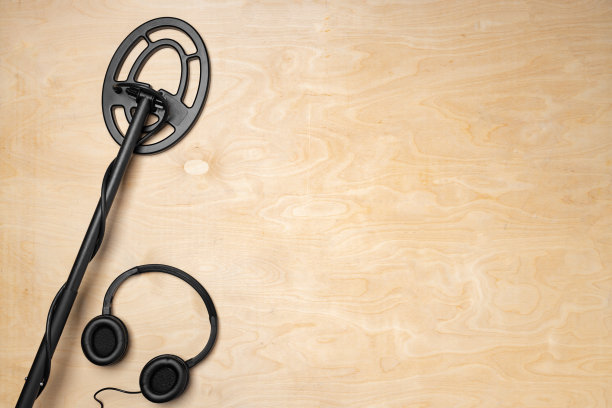 金属探测器木制背景俯视图图片下载