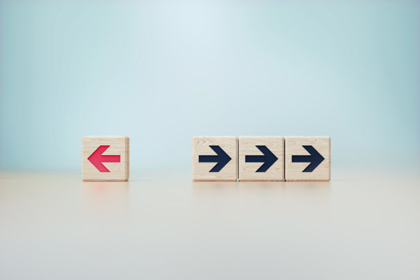 改变和个性概念-玩具积木上的箭头符号图片下载