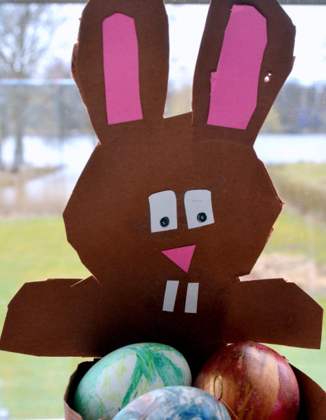 自制复活节兔子与彩绘蛋。图片下载