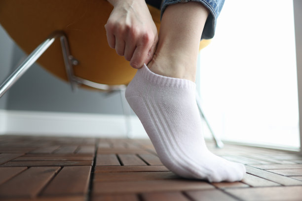 女人把白色短袜穿在腿上图片下载