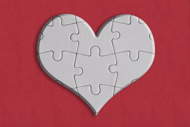 心形拼图，以红纸为背景图片下载