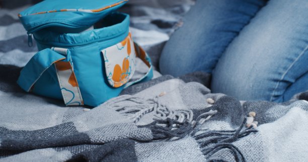 穿着牛仔裤的人膝盖站在野餐毯上图片下载