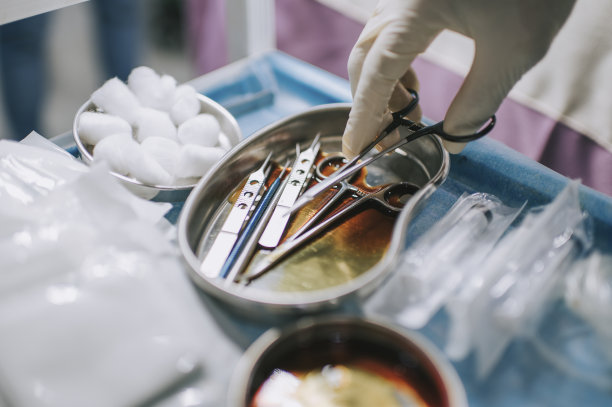 医生在手术室准备无菌剪刀和其他医疗器械图片下载