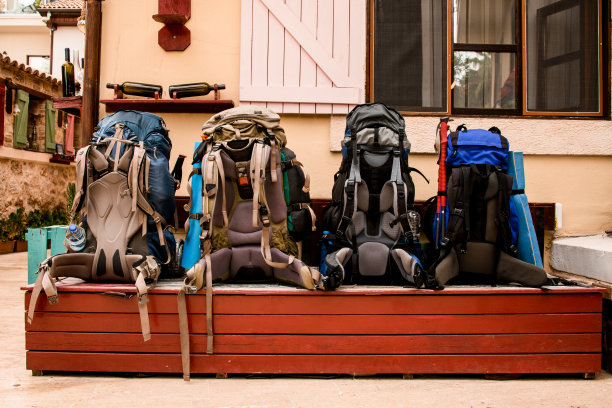 几个明亮的大背包放在长凳上。图片下载