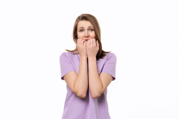 震惊的年轻女子用手捂住她的嘴，孤立在白色的背景图片下载