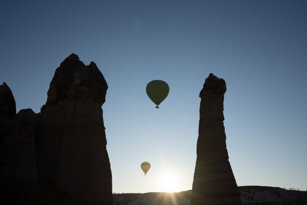 热气球在美丽的卡帕多西亚日出的天空中图片下载