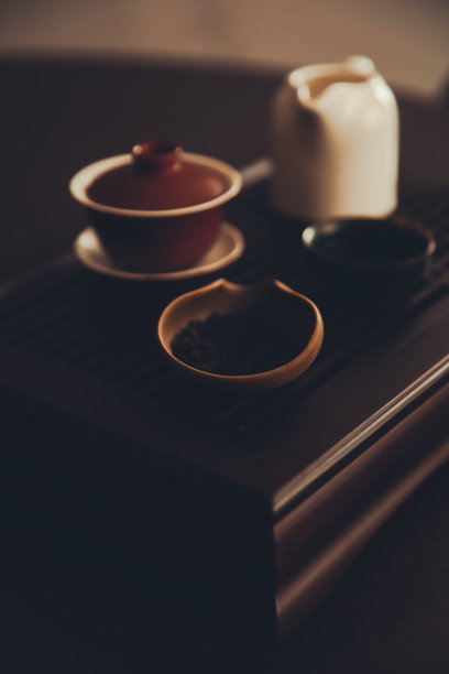 茶冥想，用茶盘泡中国茶。极简主义和抽象茶的概念背景图片下载