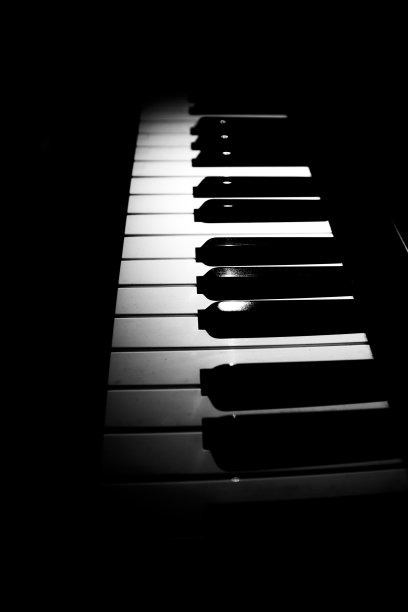 黑白钢琴，黑色背景上的钢琴琴键图片下载