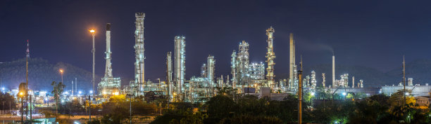 德国汉堡的水蒸汽炼油厂，夜间石化工业。图片下载