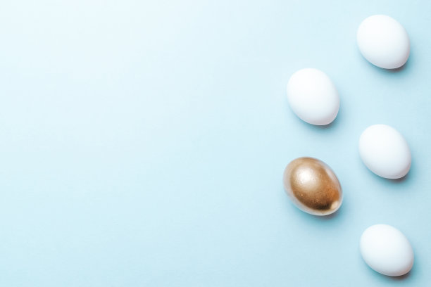 复活节持平。金色，白色彩蛋在淡蓝色的背景在快乐复活节装饰。春假俯视图概念。图片下载