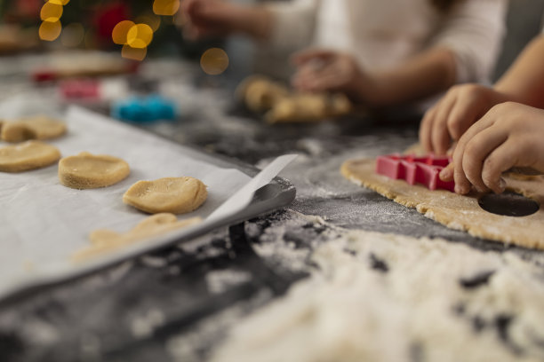 近距离观察在饼干面团中切出形状的小女孩图片下载