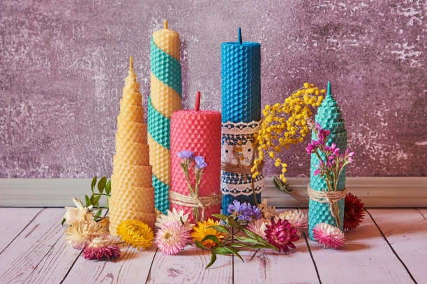 室内手工制作芬芳的蜂蜜蜡蜡烛。图片下载