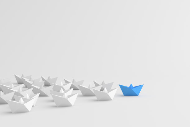 领导概念，蓝色的领导船领导白色的船，在白色的背景与空白的复制空间图片下载