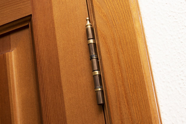 木门铰链靠近白色的墙壁图片下载