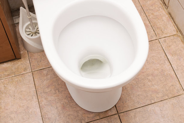 白色马桶和刷在瓷砖地板上图片下载