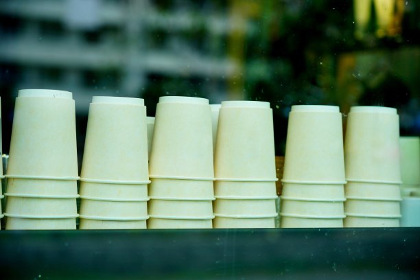 一堆一次性咖啡杯图片下载