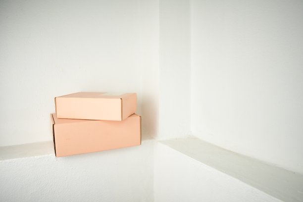 两个粉色的盒子在墙上白色的背景美丽的最小的图片图片下载