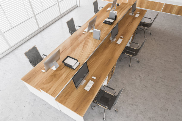 俯视图mooden办公室的桌子和电脑在大理石地板上图片下载