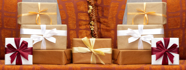 圣诞礼物盒在摩洛哥休息室。假日聚会的概念图片下载