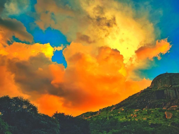 一幅充满活力的日落天空的艺术画图片下载