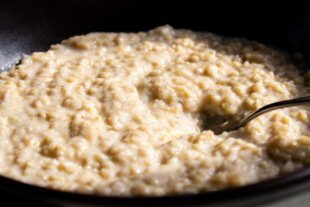 近距离勺在燕麦粥在碗图片下载