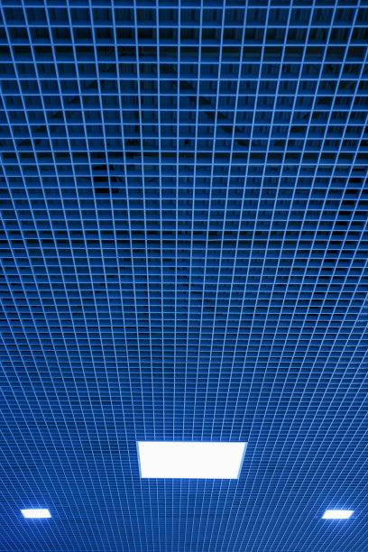 现代购物中心或办公大楼的荧光灯或LED方灯网状吊顶图片下载