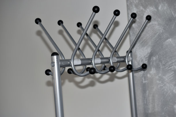 灰色把手的金属行李架图片下载