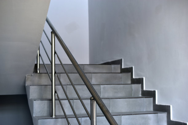 一个有楼梯和闪亮栏杆的平台图片下载