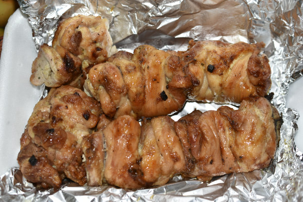 烤鸡肉串在铝箔背面图片下载