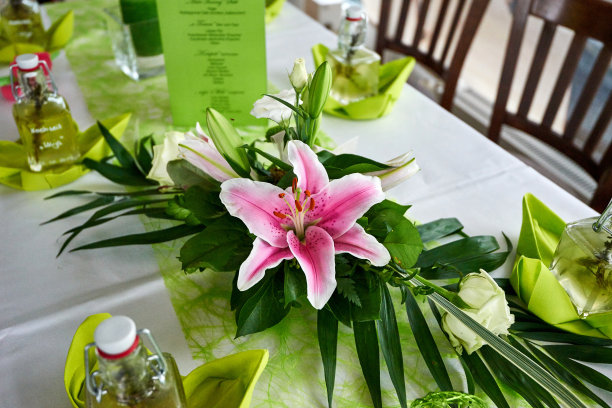 用百合花和绿卡装饰婚礼图片下载