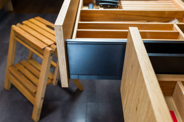 木质厨房，开着抽屉图片下载