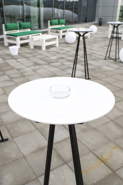 露天咖啡馆的一张桌子，上面放着烟灰缸图片下载