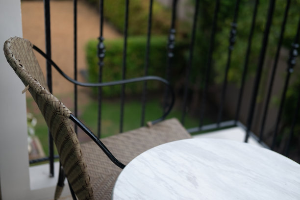 阳台上有一张椅子和一张桌子，可以俯瞰花园。娱乐的地方图片下载