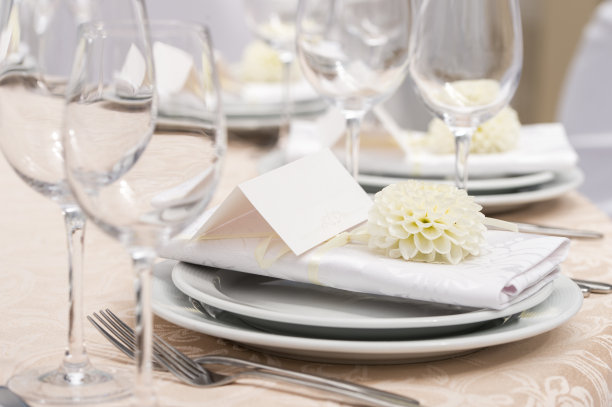 名片为桌名，装饰在餐厅为婚宴图片下载