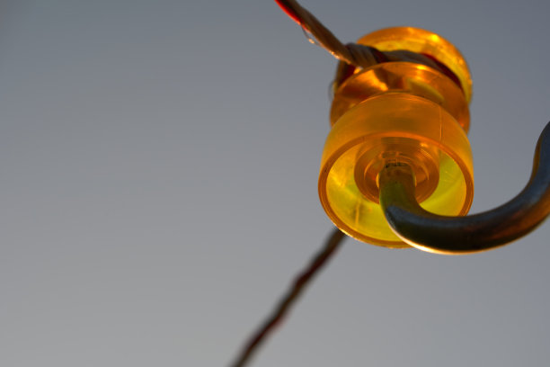 黄色隔离的牧场围栏。(魏得藏)向上观看。图片下载